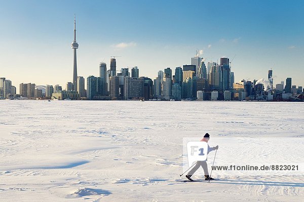 Skyline  Skylines  überqueren  Winter  Mann  Großstadt  See  Skisport  Kreuz  gefroren  Ontario  Toronto