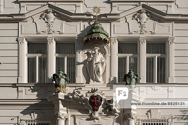 Wien Hauptstadt sternförmig überqueren Skulptur Eingang über Gebäude rot Baldachin Ritter Kreuz Ordnung Portal
