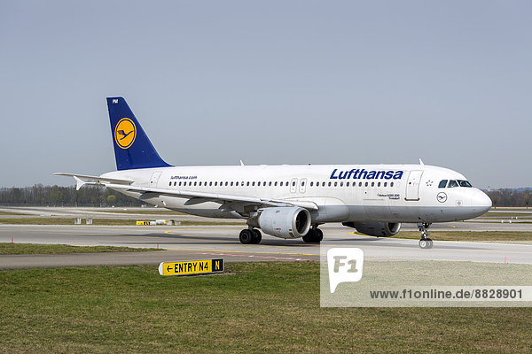 'Der Airbus A320-200 ''Troisdorf'' der Deutschen Lufthansa AG  Flughafen München  München  Oberbayern  Bayern  Deutschland'