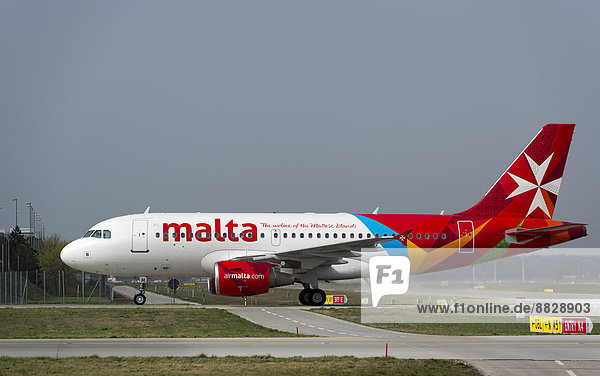 Ein Airbus A319-112 der Fluggesellschaft AIR MALTA rollt zu seiner Parkposition am Flughafen München  München  Oberbayern  Bayern  Deutschland