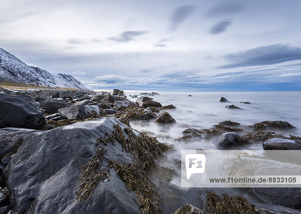 Norwegen Lofoten Felsen und Wellen an der Küste von Eggum