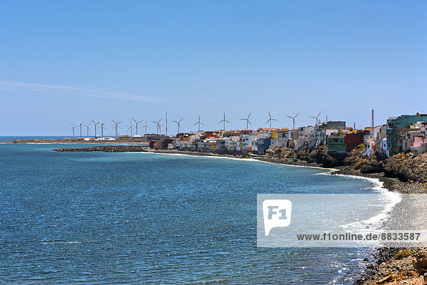 Spanien  Kanarische Inseln  Gran Canaria  Santa Lucia de Tirajana  Pozo mit Windkraftanlagen
