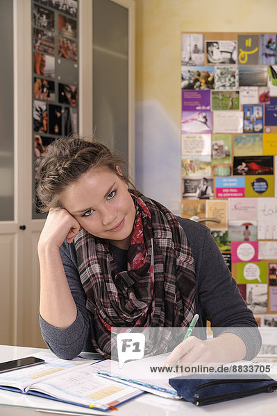 Porträt einer Schülerin am Schreibtisch