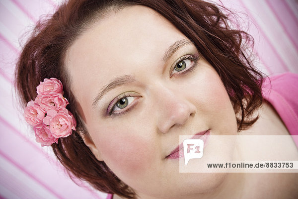 Porträt einer Frau mit rosa Blumen