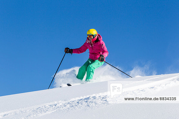 Schweiz  Graubünden  Obersaxen  Skifahrerin