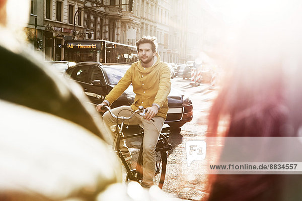 Deutschland  Nordrhein-Westfalen  Köln  junger Mann auf dem Fahrrad