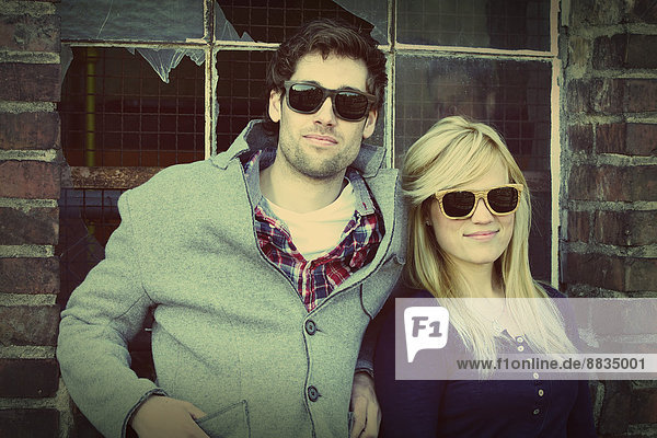 Junges Paar mit Sonnenbrille