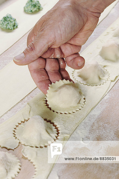 Herstellung von hausgemachten Tortelloni  Nahaufnahme