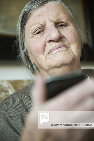 Porträt einer älteren Frau mit Smartphone