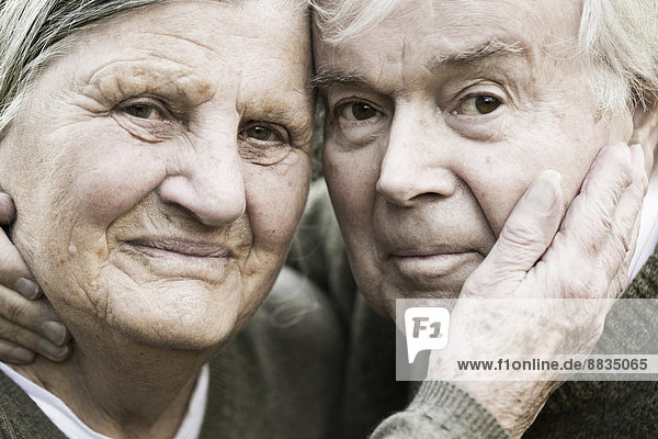 Porträt eines älteren Paares Kopf an Kopf