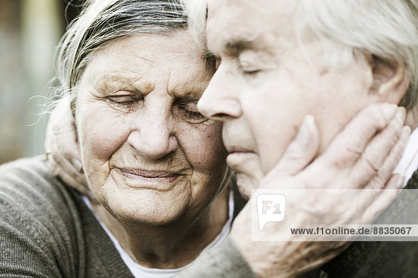 Porträt eines älteren Paares Kopf an Kopf mit geschlossenen Augen