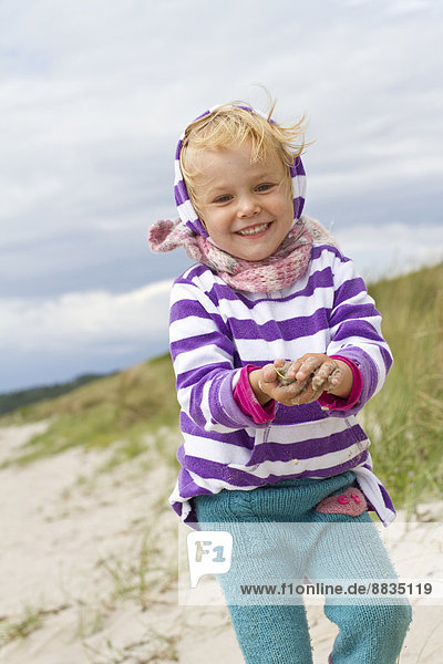 Dänemark  Ringkoebing  kleines Mädchen beim Spaziergang am Strand