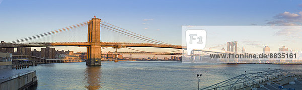 USA  New York  Manhattan  Blick auf Brooklyn Bridge und East River
