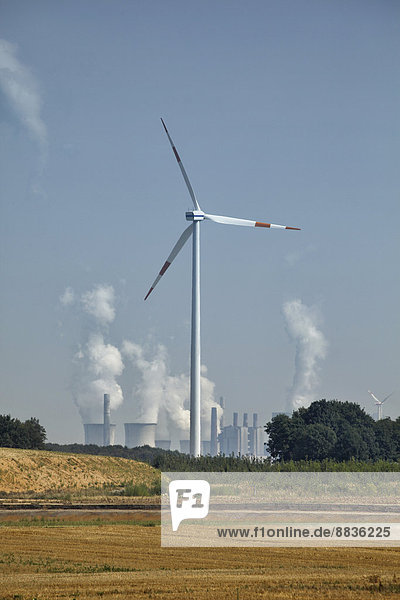 Deutschland  Nordrhein-Westfalen  Windkraftanlage vor dem Braunkohlekraftwerk