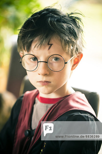Ein kleiner Junge verkleidet sich wie Harry Potter.