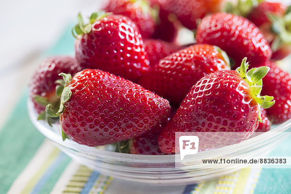 Glasschale mit Erdbeeren auf Tuch