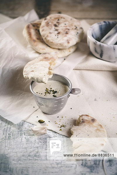 Pistazien-Joghurt-Dip mit Knoblauch und Naan-Brot