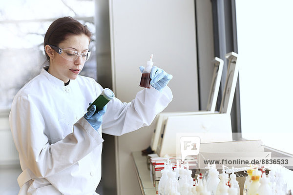Junge Wissenschaftlerin bei der Arbeit im Labor