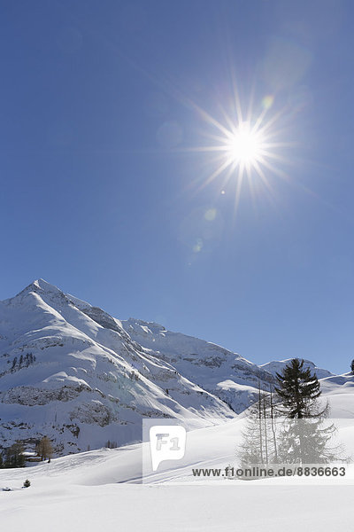 Österreich  Vorarlberg  Bregenzerwald  Lechtaler Alpen  Mittagsspitze gegen die Sonne