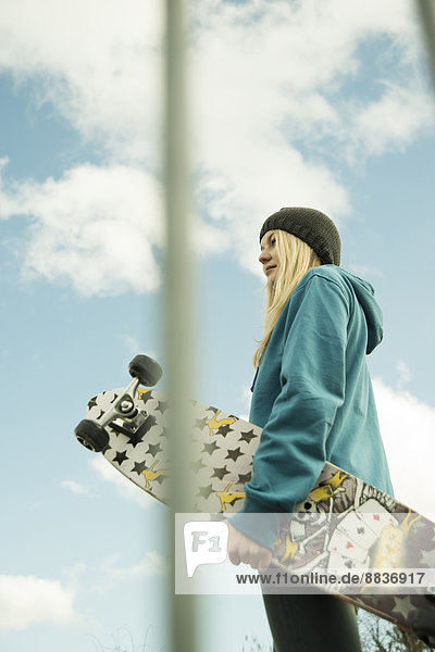 Junge Frau im Skatepark