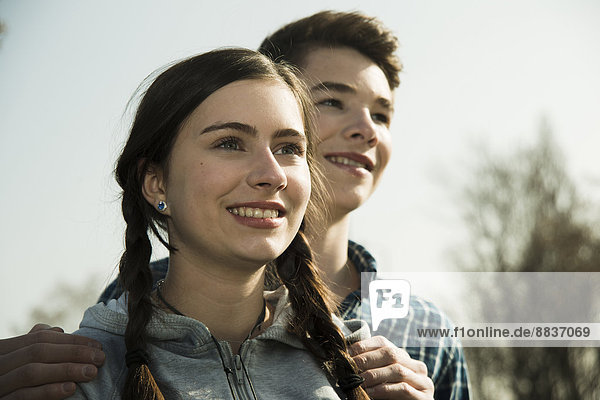 Porträt eines lächelnden Teenagerpaares