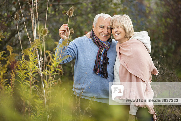 Porträt eines glücklichen älteren Paares beim Spaziergang