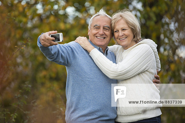 Porträt eines glücklichen älteren Paares  das ein Selbstporträt mit einem Smartphone macht.