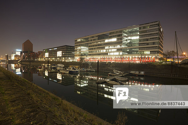 Deutschland  Nordrhein-Westfalen  Duisburg  Hitachi Power Office und Marina bei Nacht