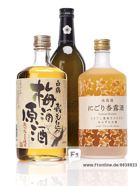 Japanischen Sake-Flaschen White Crane Umeshu oder Pflaumenwein Benikikusui Premium Pflaumen-Sake und Premium-shinluchu Aprikosenschnaps