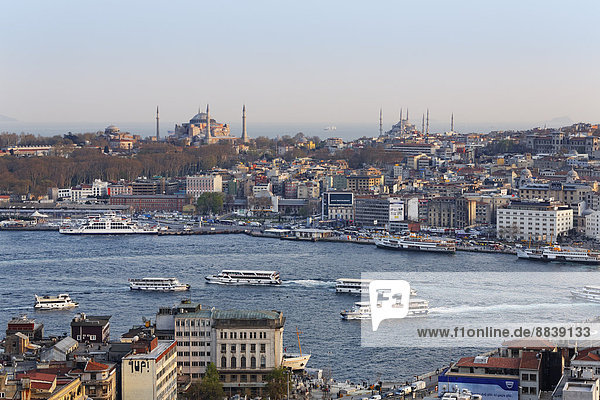 Hagia Sophia und Sultan-Ahmed-Moschee oder Blaue Moschee  Fährschiffe  Goldenes Horn  Ausblick vom Galataturm  Istanbul  europäischer Teil  Türkei