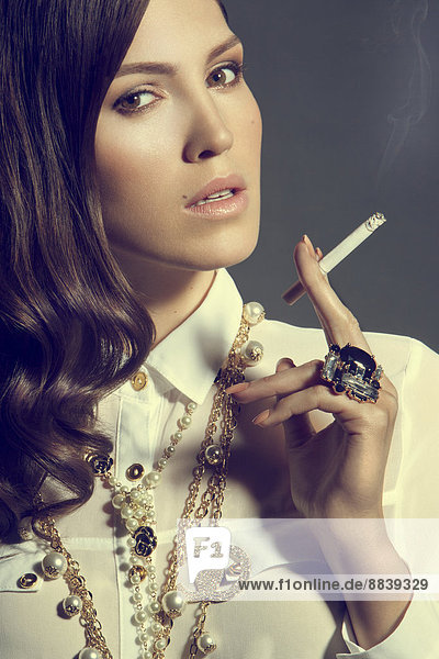 Junge Frau mit Zigarette  Portrait