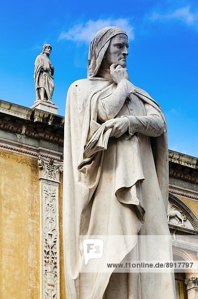 Statue of Dante Alighieri  Piazza dei Signori (Piazza Dante)  Verona  UNESCO World Heritage Site  Veneto  Italy  Europe