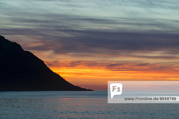 Sonnenuntergang an der Küste  bei Tungeneset  Senja  Norwegen