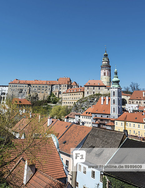Ausblick auf Schloss Schwarzenberg mit Schlossturm und Sankt Jost Kirche an der Moldau  UNESCO-Welterbe  ?eský Krumlov oder Böhmisch Krumau  Böhmen  Tschechien