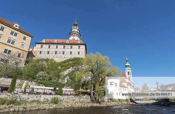 Schloss Schwarzenberg mit Schlossturm und die Sankt Jost Kirche an der Moldau  UNESCO-Welterbe  ?eský Krumlov oder Böhmisch Krumau  Böhmen  Tschechien