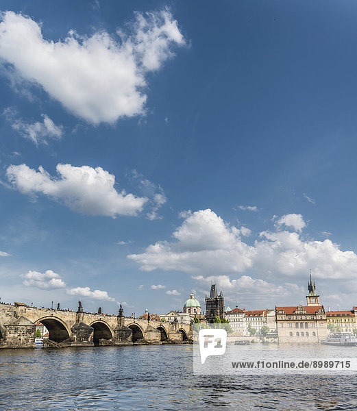 Moldau mit Karlsbrücke oder Karl?v most  UNESCO Weltkulturerbe  Prag  Hlavní m?sto Praha  Tschechien