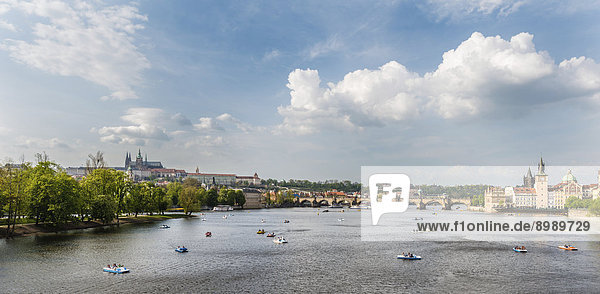 Moldau mit Karlsbrücke oder Karl?v most  UNESCO Weltkulturerbe  Prag  Hlavní m?sto Praha  Tschechien