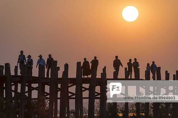 gehen Sonnenuntergang Tourist See Brücke Teakholz Myanmar Mönch Amarapura Mandalay Division