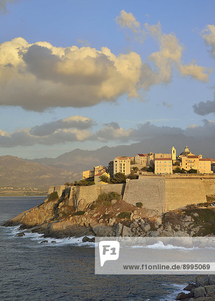 Frankreich Wolke Abend Beleuchtung Licht über Atmosphäre Calvi Zitadelle Korsika