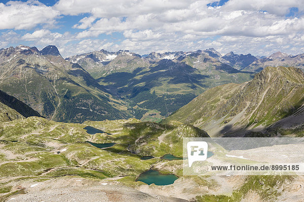 Macun-Seenplateau  Ausblick von der Fuorcla da Barcli  2850 m  Schweizer Nationalpark  Graubünden  Schweiz