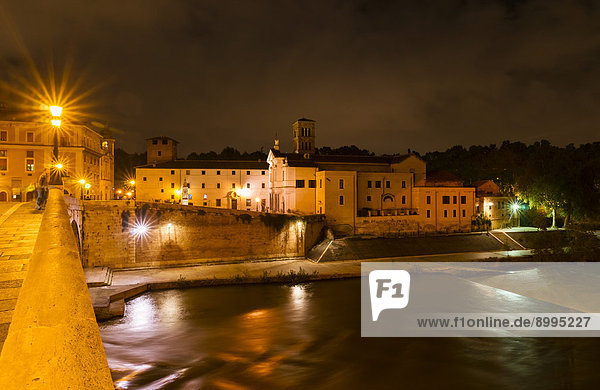 Die Ponte Cestio führt von Trastevere über den Tiber  auf die Tiberinsel  Isola Tiberina  mit der Kirche Sam Bartolomeo  bei Nacht  Rom  Latium  Italien