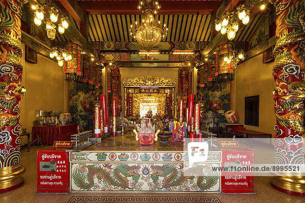 Opfergaben am Altar des chinesischen Sanjao Phuya Tempels oder Saan Chao Pu Ya Tempel  Udon Thani  Isan  Thailand