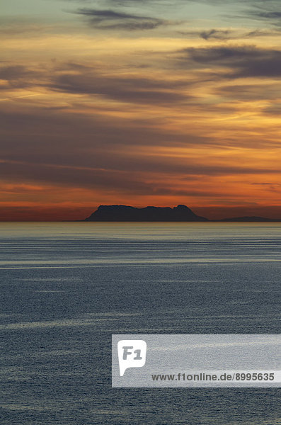 Felsbrocken Wolke Sonnenuntergang Beleuchtung Licht Andalusien Gibraltar links Mittelmeer Spanien Meerenge
