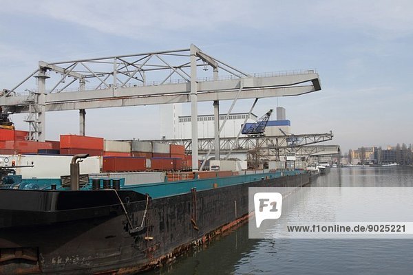 Containerkran und Frachtcontainer im Binnenhafen