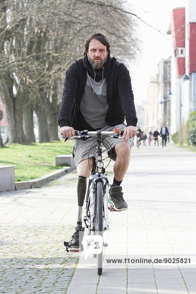 Porträt des Mannes mit Prothesenbein-Radfahren