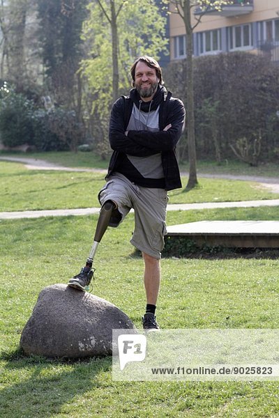 Porträt eines Mannes mit Prothesenbein im Park