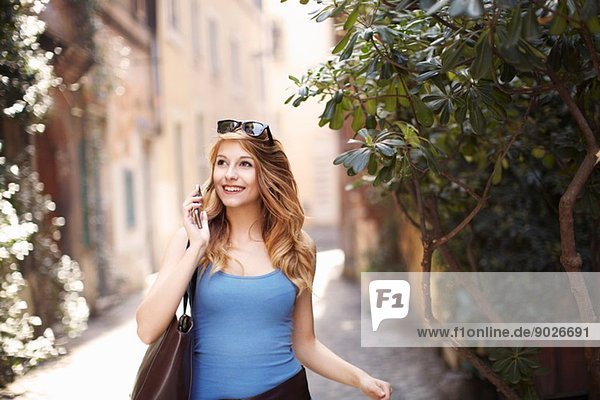 Junge Frau beim Bummeln in der malerischen Straße  Rom  Italien