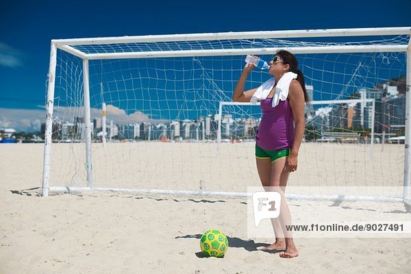 Reife Frau und Fußball am Strand von Copacabana  Rio De Janeiro  Brasilien