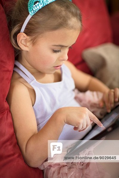 Nahaufnahme eines jungen Mädchens mit Touchscreen auf digitalem Tablett