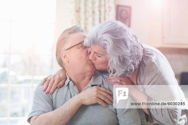 Zärtliches erwachsenes Paar  das sich zu Hause küsst.